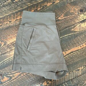 Athleta Trekkie North mid-rise short in army green! SZ 8! Like new!